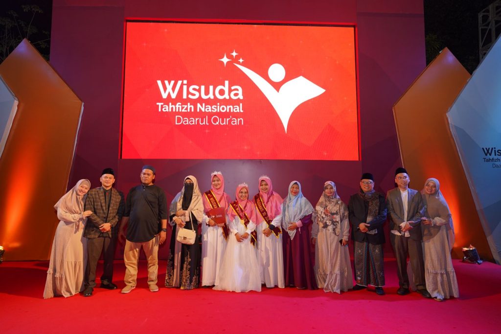 Mahasiswa IAT IDAQU Bersyukur Bisa Mengikuti Wisuda Tahfidz Nasional Tahun 2022
