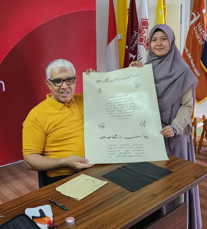 Mahasiswi Pertama Yang Mendapatkan Sanad Kaligrafi Dari Prodi IAT Idaqu
